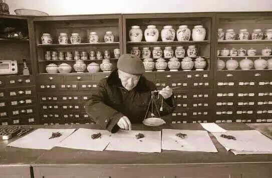 在贵州苗岭雷公山方圆百里,秦老医师远近闻名,行医40载,医名远播.