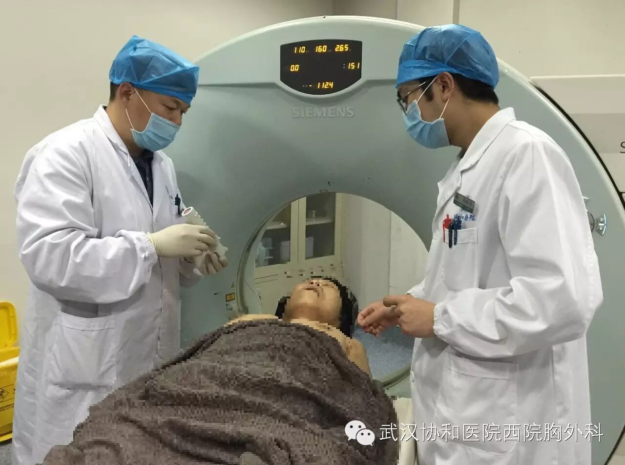 ct导向下标记ct示图(箭头处)手工触摸(位于胸膜下的比较表浅的部位)