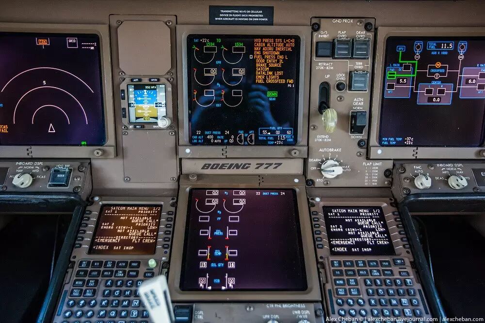 座舱波音777的乘员在250到550人,座舱布局灵活,单三级舱布置的载客量