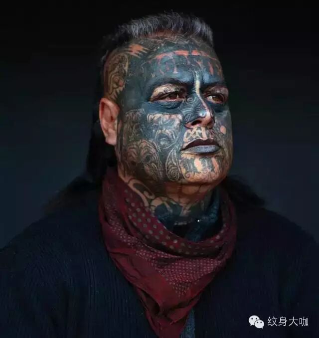 这样有着明显标识性的纹身,使人们对于他们黑帮的身份唯恐避之不及.