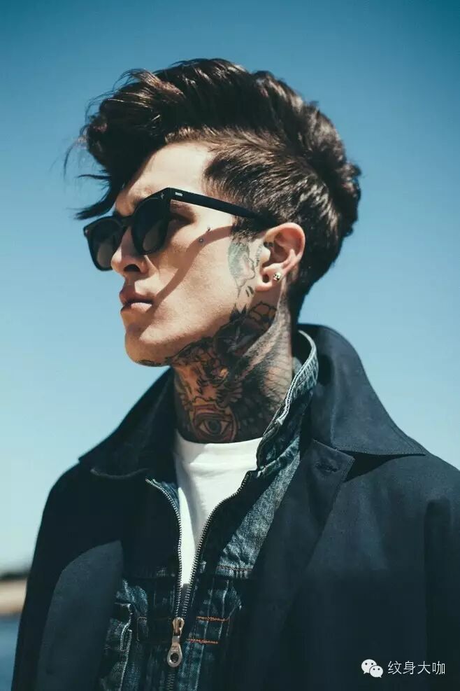 ▼绝对的街拍吸睛必备1,【纹身 骚气外露的发型】但是只靠纹身怎么够?