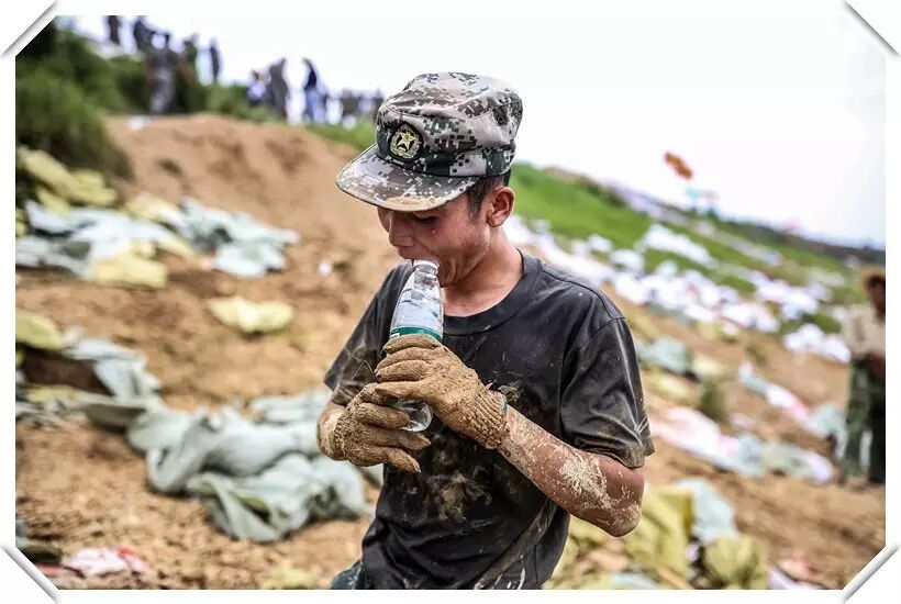 "尼伯特"来袭,第1集团军1500名官兵昼夜守护九江大堤