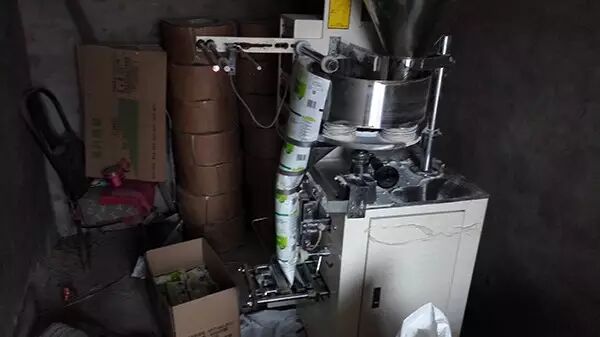 现场缴获的制盐工具