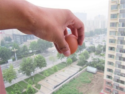 小区天降菜刀 居民：不是第一次了！