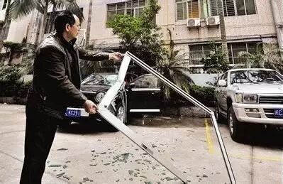 小区天降菜刀 居民：不是第一次了！