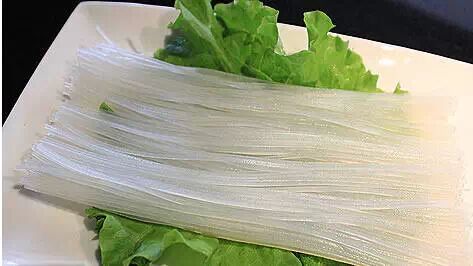 6吨.随后经过突审,胡某交待,他累计生产了800箱,总共近20吨的毒粉丝.