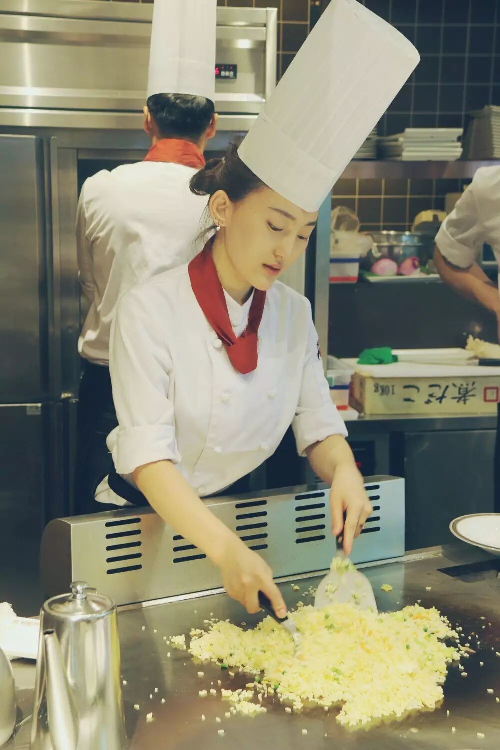 高颜值美女厨师亲自掌勺,真是好有口福.当你吃着刚从铁板上做出