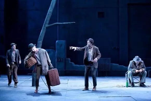 《等待戈多》剧照, 演员在舞台上忘情表演