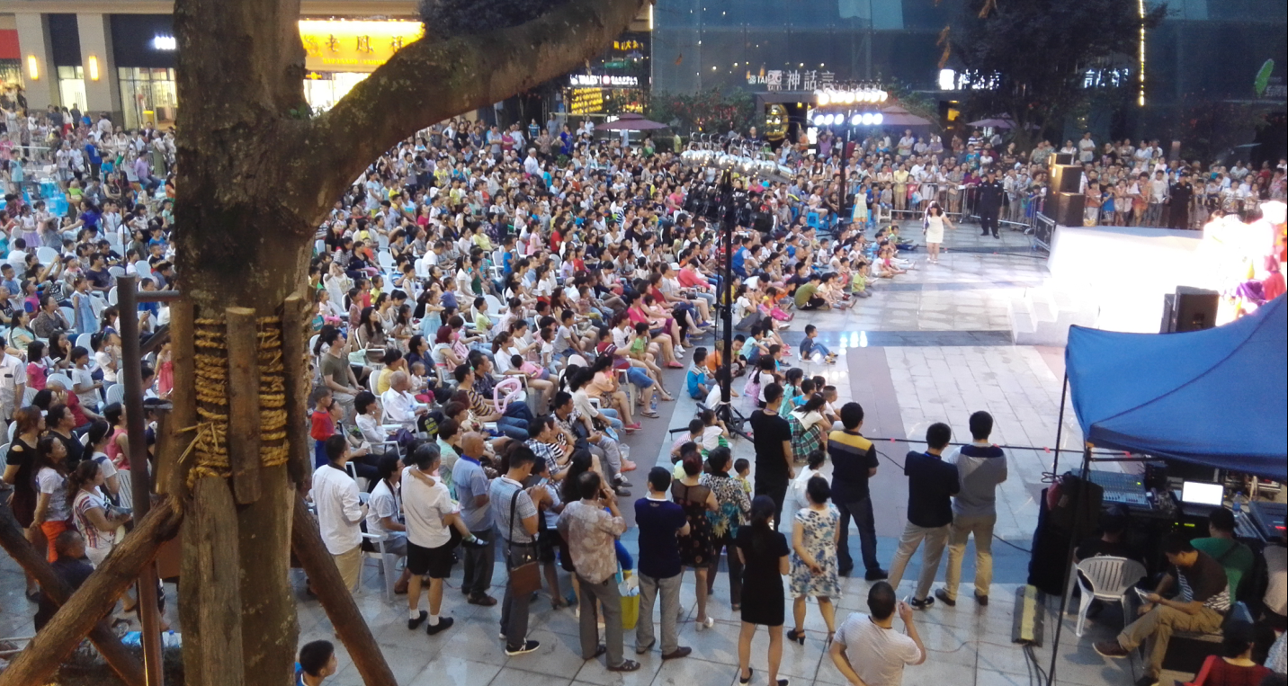 公众号文章 >> 正文 近日,水晶广场请来童话剧表演团队,为峨眉山市的