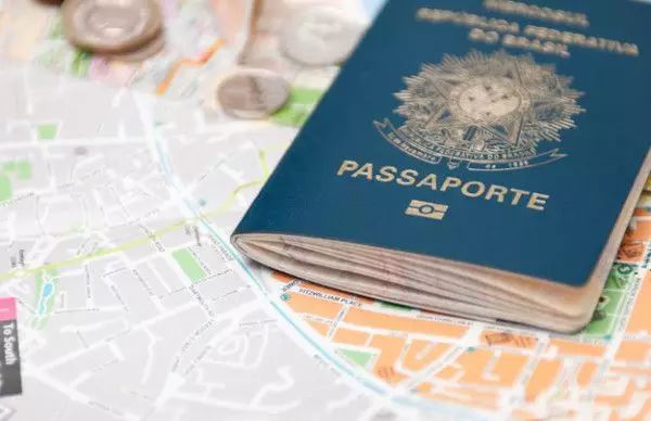 扫描并复印自己的护照、身份证，扫描文件发到自己邮箱里，复印件留给信任的人