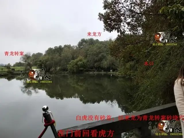 在来龙方位回看来龙之处，此龙身与其祖城佛手山发由同一山脉左侧龙身回旋之处为入首故居后方水绕，此为水绕玄武在故居后方看后托，后托有力在案台太极晕上方回看故居整体形局，可以看得到此局后靠有力，左右抱藏，明堂窝聚，前案端正平伏，形局藏风聚水气场融聚在案台上方太极晕处看朝案，整个朝案在此处可以看得到是一旗峰，迎风飘扬在明堂前方回看故居入地坪处前方看明堂及案朝，门前天心水鱼塘为月亮，案台为太阳，也有鱼塘为蚬池，案为台和纸张，前朝为笔在入口处回看左方明堂来水方在地坪入口处回看来龙方，以及青龙转案作虎砂在地坪入口处看故居中厅整体，屋后小山丘树林作后乐在大门处看中堂大门处回看左侧来水方位大门前看左侧厢房，此厢房为邓公父亲与继母居住的房子在大门前看右侧厢房，此厢房原为原始建造房在大门前回看右侧厢房，此处为原来其爷爷原来的居所，后来扩建后变成了现在的右厢房门前看前案及门前开心水聚在大门处回看前朝，朝案环抱，台上笔朝【故居整体理气布】入首为未坤龙来：