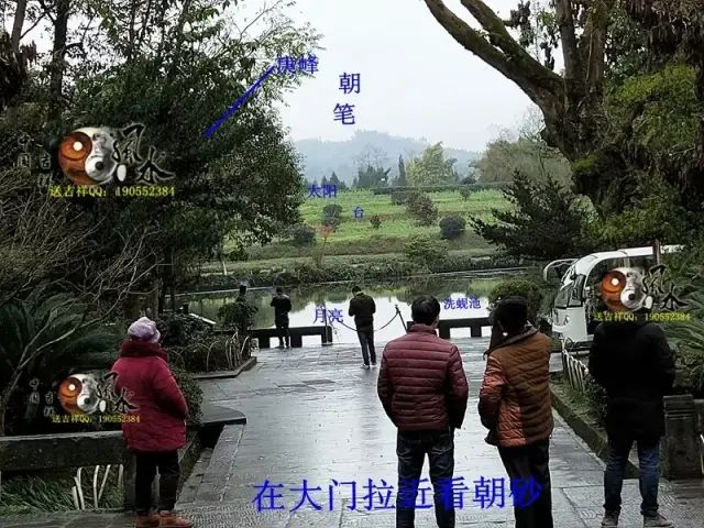 在来龙方位回看来龙之处，此龙身与其祖城佛手山发由同一山脉左侧龙身回旋之处为入首故居后方水绕，此为水绕玄武在故居后方看后托，后托有力在案台太极晕上方回看故居整体形局，可以看得到此局后靠有力，左右抱藏，明堂窝聚，前案端正平伏，形局藏风聚水气场融聚在案台上方太极晕处看朝案，整个朝案在此处可以看得到是一旗峰，迎风飘扬在明堂前方回看故居入地坪处前方看明堂及案朝，门前天心水鱼塘为月亮，案台为太阳，也有鱼塘为蚬池，案为台和纸张，前朝为笔在入口处回看左方明堂来水方在地坪入口处回看来龙方，以及青龙转案作虎砂在地坪入口处看故居中厅整体，屋后小山丘树林作后乐在大门处看中堂大门处回看左侧来水方位大门前看左侧厢房，此厢房为邓公父亲与继母居住的房子在大门前看右侧厢房，此厢房原为原始建造房在大门前回看右侧厢房，此处为原来其爷爷原来的居所，后来扩建后变成了现在的右厢房门前看前案及门前开心水聚在大门处回看前朝，朝案环抱，台上笔朝【故居整体理气布】入首为未坤龙来：