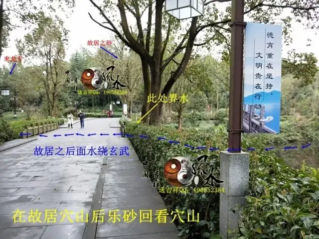 在来龙方位回看来龙之处，此龙身与其祖城佛手山发由同一山脉左侧龙身回旋之处为入首故居后方水绕，此为水绕玄武在故居后方看后托，后托有力在案台太极晕上方回看故居整体形局，可以看得到此局后靠有力，左右抱藏，明堂窝聚，前案端正平伏，形局藏风聚水气场融聚在案台上方太极晕处看朝案，整个朝案在此处可以看得到是一旗峰，迎风飘扬在明堂前方回看故居入地坪处前方看明堂及案朝，门前天心水鱼塘为月亮，案台为太阳，也有鱼塘为蚬池，案为台和纸张，前朝为笔在入口处回看左方明堂来水方在地坪入口处回看来龙方，以及青龙转案作虎砂在地坪入口处看故居中厅整体，屋后小山丘树林作后乐在大门处看中堂大门处回看左侧来水方位大门前看左侧厢房，此厢房为邓公父亲与继母居住的房子在大门前看右侧厢房，此厢房原为原始建造房在大门前回看右侧厢房，此处为原来其爷爷原来的居所，后来扩建后变成了现在的右厢房门前看前案及门前开心水聚在大门处回看前朝，朝案环抱，台上笔朝【故居整体理气布】入首为未坤龙来：