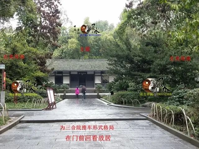 在来龙方位回看来龙之处，此龙身与其祖城佛手山发由同一山脉左侧龙身回旋之处为入首故居后方水绕，此为水绕玄武在故居后方看后托，后托有力在案台太极晕上方回看故居整体形局，可以看得到此局后靠有力，左右抱藏，明堂窝聚，前案端正平伏，形局藏风聚水气场融聚在案台上方太极晕处看朝案，整个朝案在此处可以看得到是一旗峰，迎风飘扬在明堂前方回看故居入地坪处前方看明堂及案朝，门前天心水鱼塘为月亮，案台为太阳，也有鱼塘为蚬池，案为台和纸张，前朝为笔在入口处回看左方明堂来水方在地坪入口处回看来龙方，以及青龙转案作虎砂在地坪入口处看故居中厅整体，屋后小山丘树林作后乐在大门处看中堂大门处回看左侧来水方位大门前看左侧厢房，此厢房为邓公父亲与继母居住的房子在大门前看右侧厢房，此厢房原为原始建造房在大门前回看右侧厢房，此处为原来其爷爷原来的居所，后来扩建后变成了现在的右厢房门前看前案及门前开心水聚在大门处回看前朝，朝案环抱，台上笔朝【故居整体理气布】入首为未坤龙来：