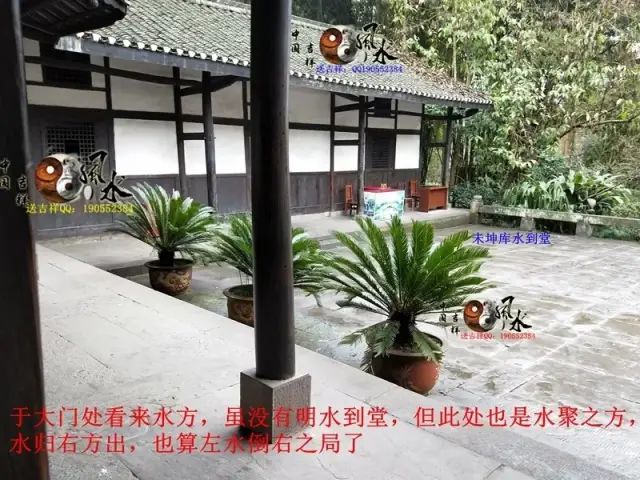 在来龙方位回看来龙之处，此龙身与其祖城佛手山发由同一山脉左侧龙身回旋之处为入首故居后方水绕，此为水绕玄武在故居后方看后托，后托有力在案台太极晕上方回看故居整体形局，可以看得到此局后靠有力，左右抱藏，明堂窝聚，前案端正平伏，形局藏风聚水气场融聚在案台上方太极晕处看朝案，整个朝案在此处可以看得到是一旗峰，迎风飘扬在明堂前方回看故居入地坪处前方看明堂及案朝，门前天心水鱼塘为月亮，案台为太阳，也有鱼塘为蚬池，案为台和纸张，前朝为笔在入口处回看左方明堂来水方在地坪入口处回看来龙方，以及青龙转案作虎砂在地坪入口处看故居中厅整体，屋后小山丘树林作后乐在大门处看中堂大门处回看左侧来水方位大门前看左侧厢房，此厢房为邓公父亲与继母居住的房子在大门前看右侧厢房，此厢房原为原始建造房在大门前回看右侧厢房，此处为原来其爷爷原来的居所，后来扩建后变成了现在的右厢房门前看前案及门前开心水聚在大门处回看前朝，朝案环抱，台上笔朝【故居整体理气布】入首为未坤龙来：