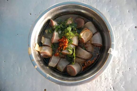 地址:田东县中山市场内 猪血肠是称斤卖的.酱料偏