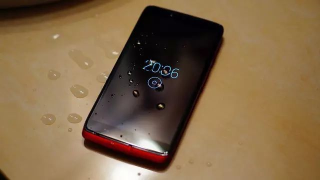 索尼xperia z3手機具有防水和防塵垢機殼,這也讓這款手機更加經久耐用