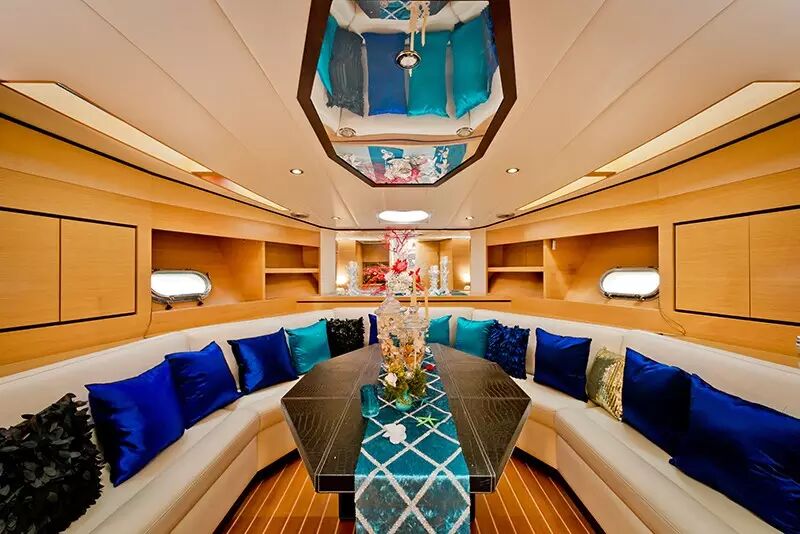 海洋主题的软装设计,让这艘价值不菲的游艇更显高贵,每一个细节的布置