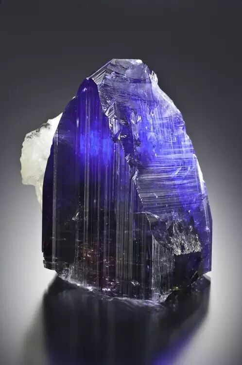 闪锌矿 可见锌矿(绿色),方解石(橙红色),和一些前景巨石,水锌矿(蓝色)