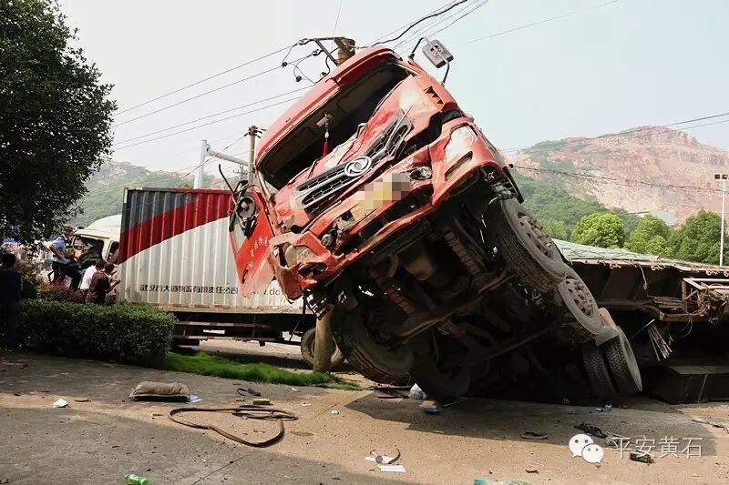 两车相撞司机被卡驾驶室黄石公安消防联动30分钟将其救出