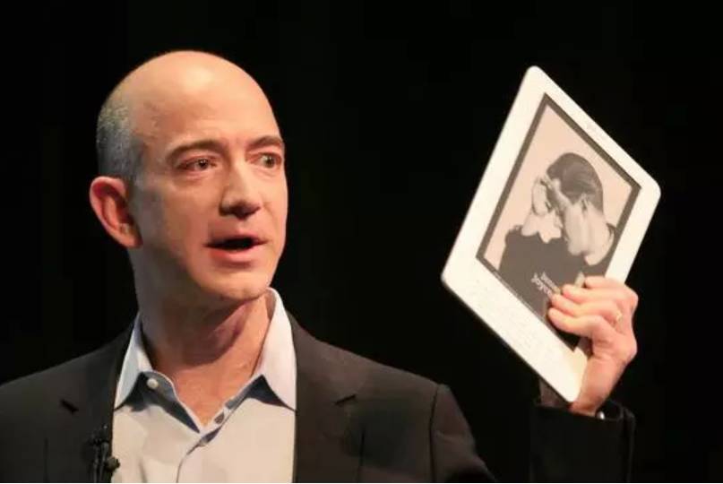 图为杰夫·贝索斯在做演讲