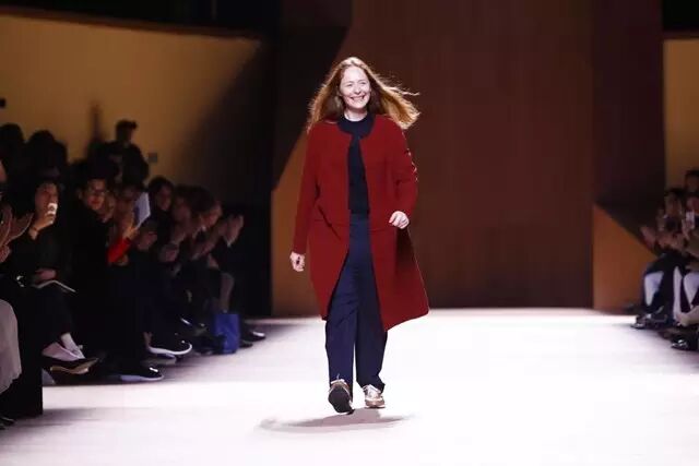 新任女装艺术总监nadège vanhee-cybulski女士谢幕