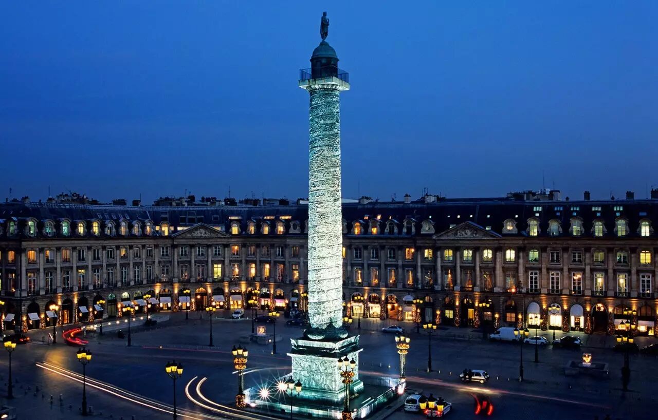 她从酒店漫步到不远处的芳登广场placevendme.