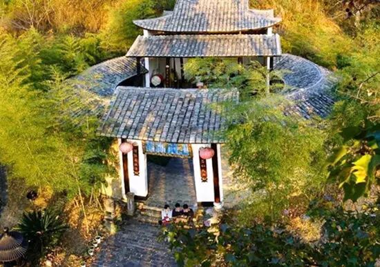 历史悠长, "向极壮丽",四周"冈峦回互,磅礴无际",寺中"荆花灼耀于内