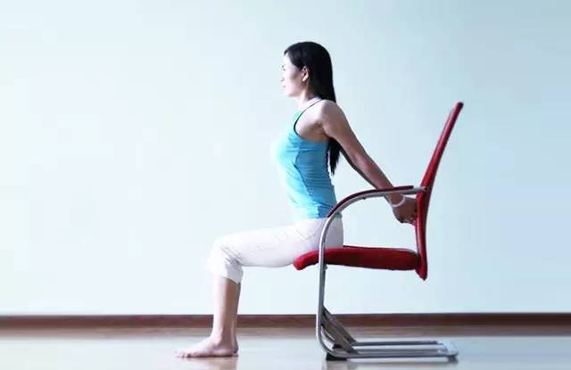 简易坐扣式瑜伽动作图片
