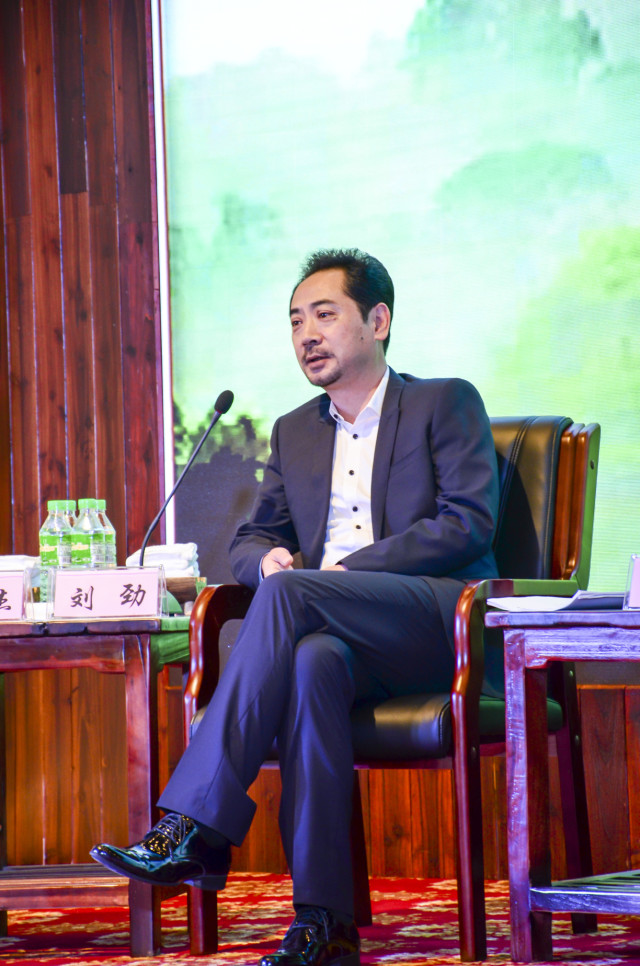 西华盛顿大学客座教授,原美国奥林匹克国家公园院长,原美国火山湖国家