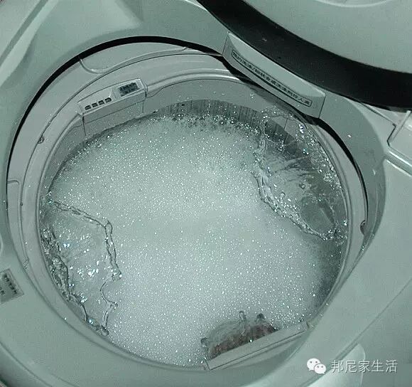 3 双氧水浸泡 把双氧水兑入水倒入洗衣机中,再加入适量的洗衣粉, 让