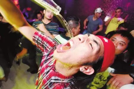 13名大学生为庆祝开学喝3斤白酒 一男生喝得吐血