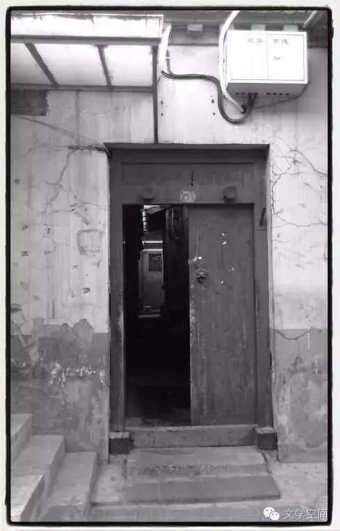 (一扇斑驳的院门,半掩的此在)