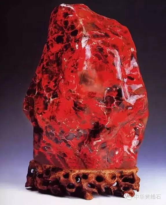 2007年一件昌化鸡血石雕楼阁山子拍出了1344万元