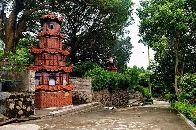 北宋至和年间,山上曾建有佛寺,名曰"海岸庵",鼎盛之时有五百尼众住寺