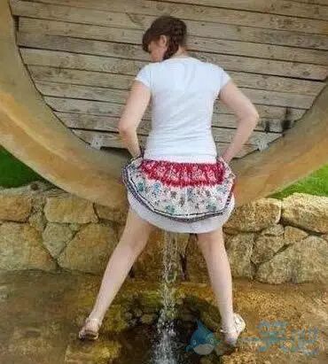 妹子慢点别尿歪了