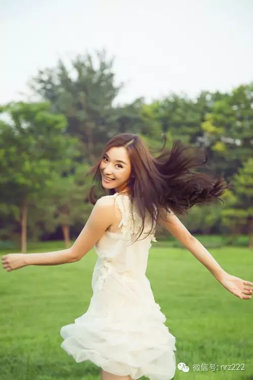 冯婧杂志大片甜美楚楚动人优雅自信