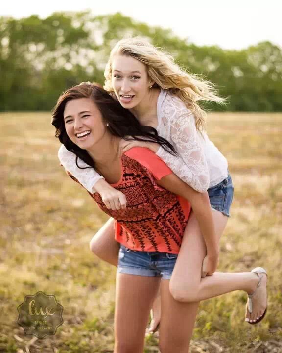 郊外,我背着闺蜜撒了欢的跑