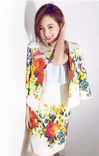 路晨凭借精湛演技迅速在演艺圈走红,绝美长相更是让她进军了时尚圈