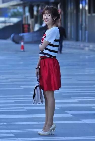 在拍摄电视剧时,路晨的穿衣也很出众,白色条纹t恤加上酒红色短裙,休闲