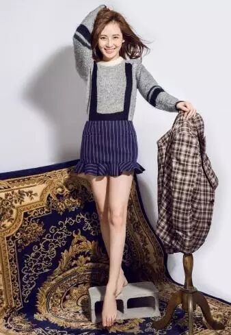 对于像路晨这种娇小身材的小美人,高腰短裙似乎就是她们的救星.