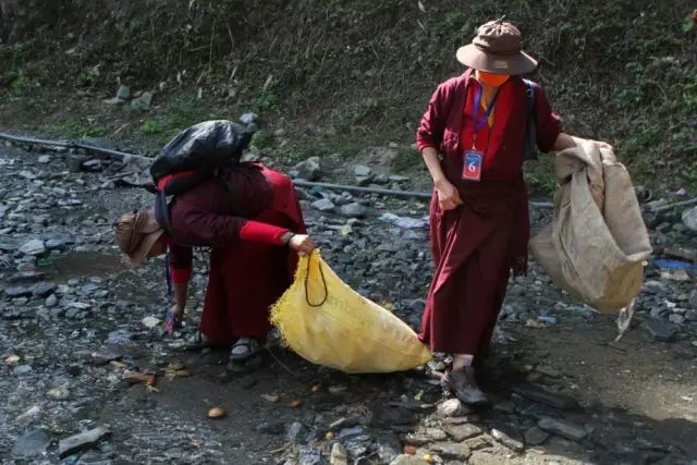 茶卡鹽湖淪為垃圾場：你的素質，正在摧毀下一代人的淨土 旅行 第23張