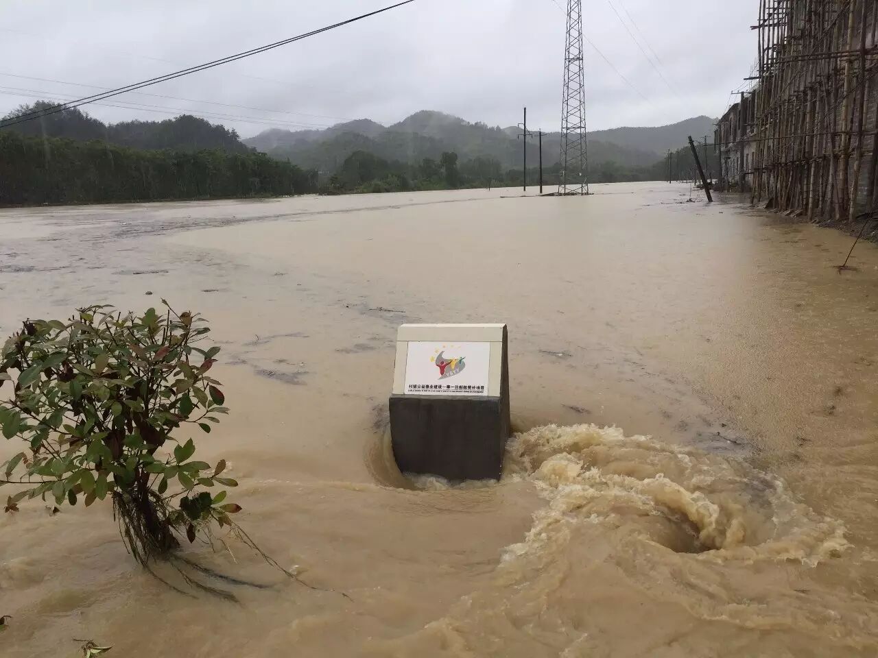关注暴雨导致崇阳县山洪暴发受灾3000余人紧急转移500余人