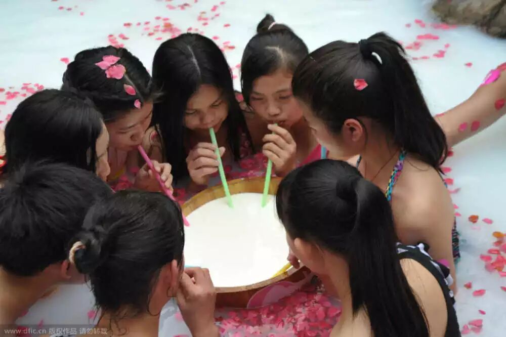 广东青年男女上演"喝奶大比拼"
