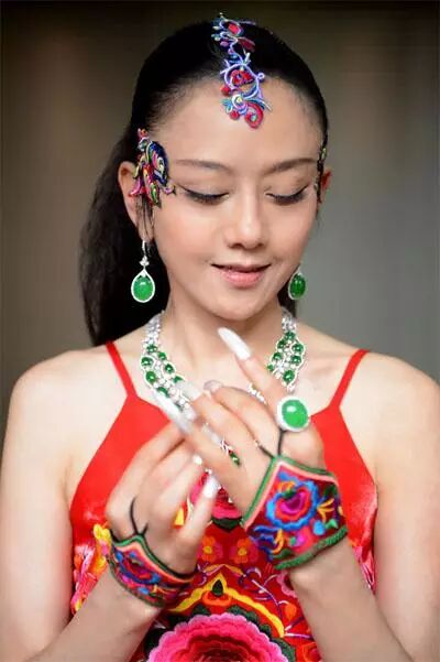 翡翠做为一种珠宝,必须要有文化名流的带动才会流行,宋美龄,欧阳秋眉