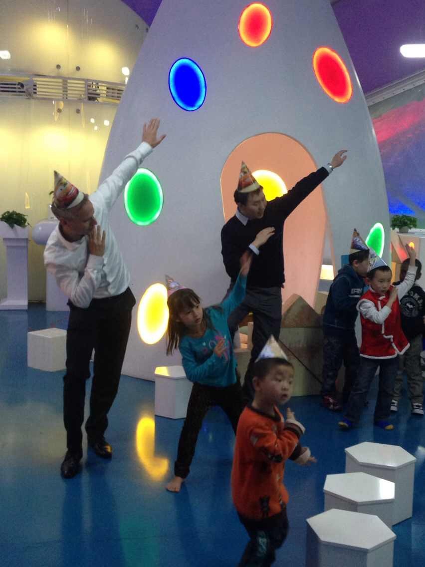 50-10:   儿童体验馆亲子互动游戏,专业早教老师担任主持人和现场