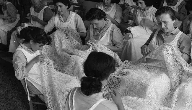 1954年 burano(布拉诺)岛上正在织蕾丝的女工