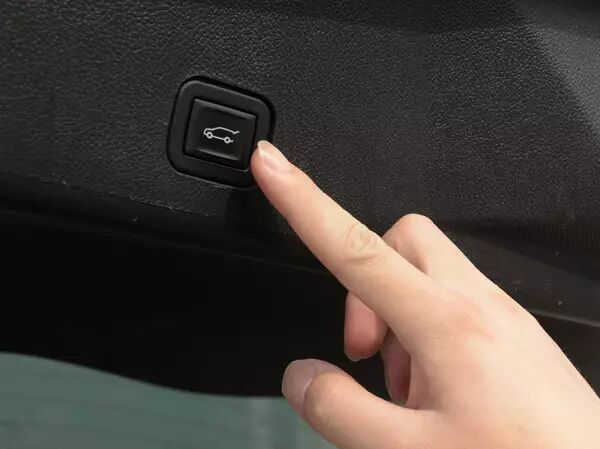 开启后备箱门,然后按下关闭按键,让后备箱门缓慢下降.