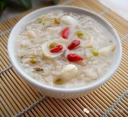 梓诚三宝妈巧手面辅食分享:清热安神百合绿豆粥
