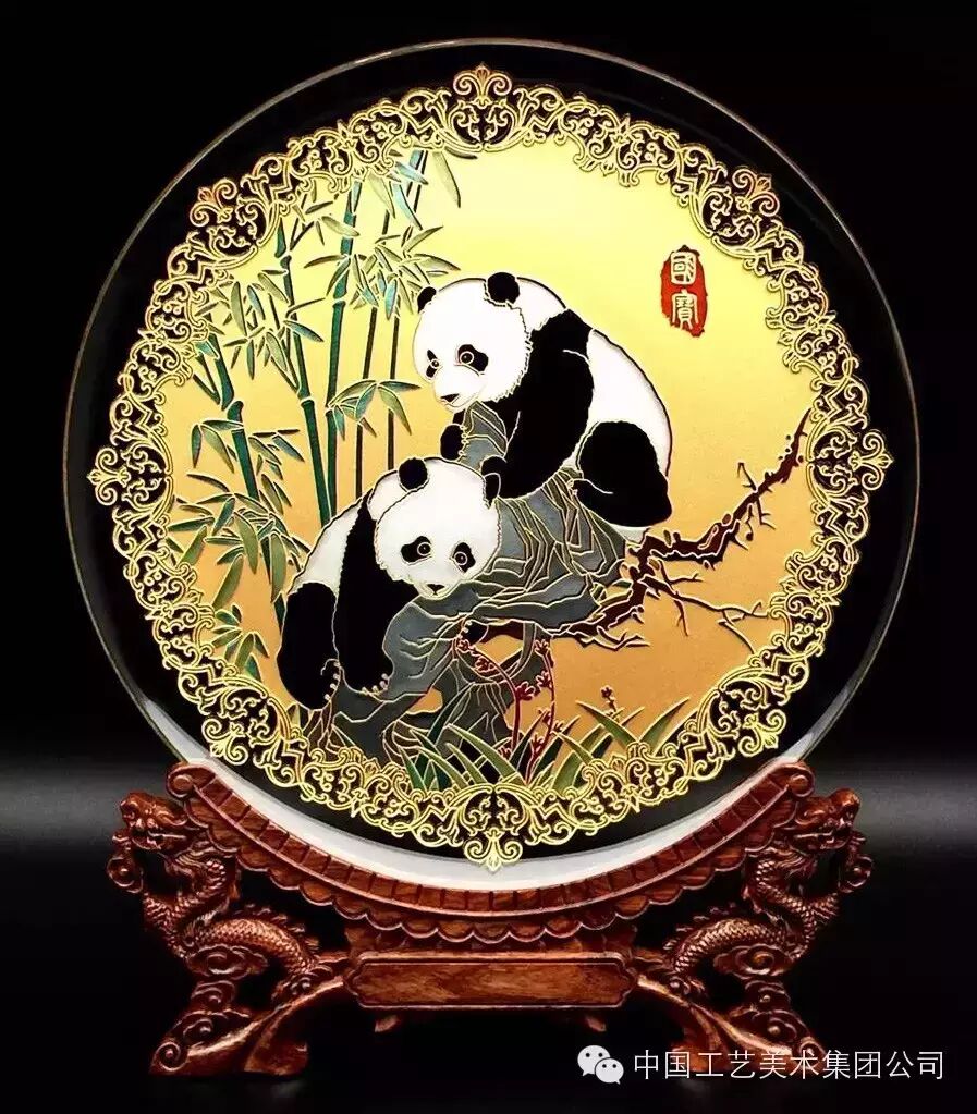 在晶化玻璃盘的正背面采用凹凸精细雕刻工艺进行雕刻,然后利用手工